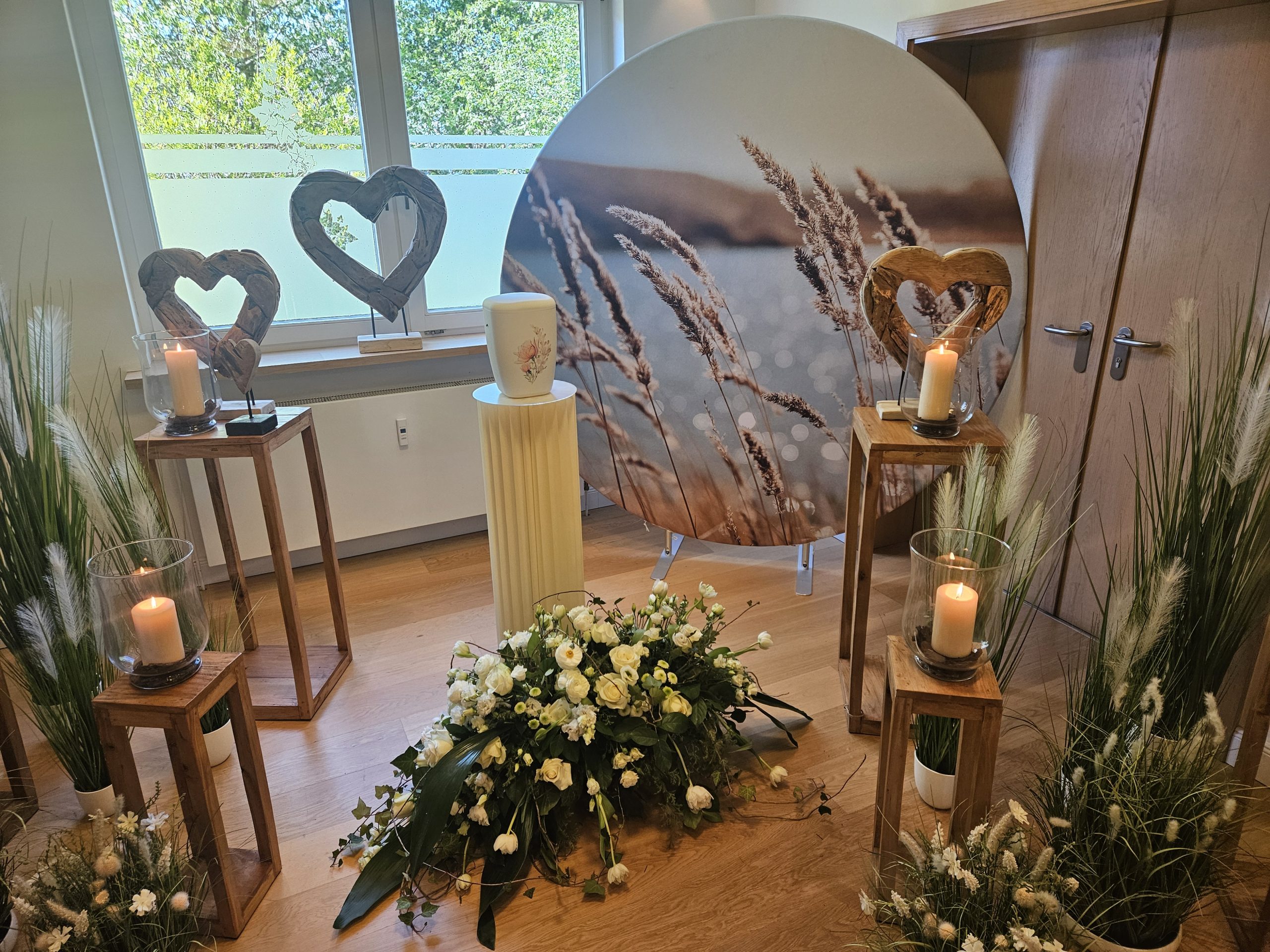 Urne im Ausstellungsraum urne aufgestellt im Raum